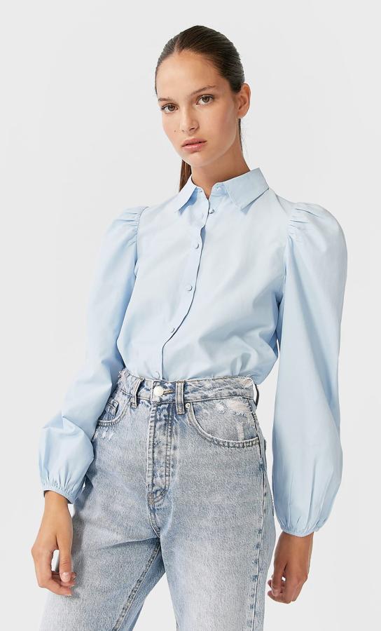 Esta camisa con cuello solapa y manga larga acabada en frunce con detalle fruncido en el hombro es de Stradivarius y viene con botones a tono. Cuesta 15,99 euros y está disponible entre las tallas XS y XL.