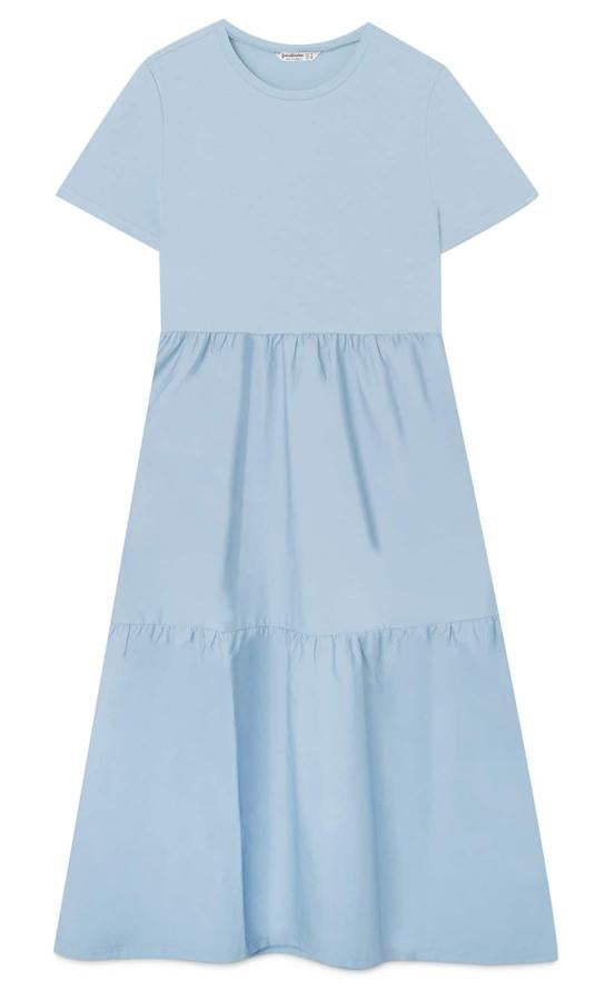 Diseño midi confeccionado en dos tejidos para este vestido de Stradivarius con cuello redondo, manga corta y bajo acabado en volante. Tiene un precio de 17,99 euros y está disponible en las tallas S, M y L.