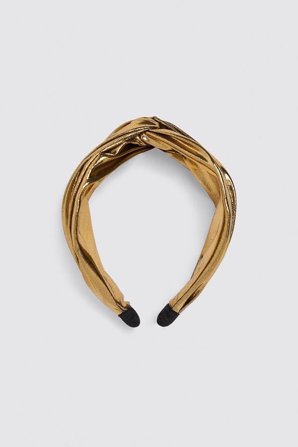 Diadema de lamé dorado, de Zara (3,99 €).