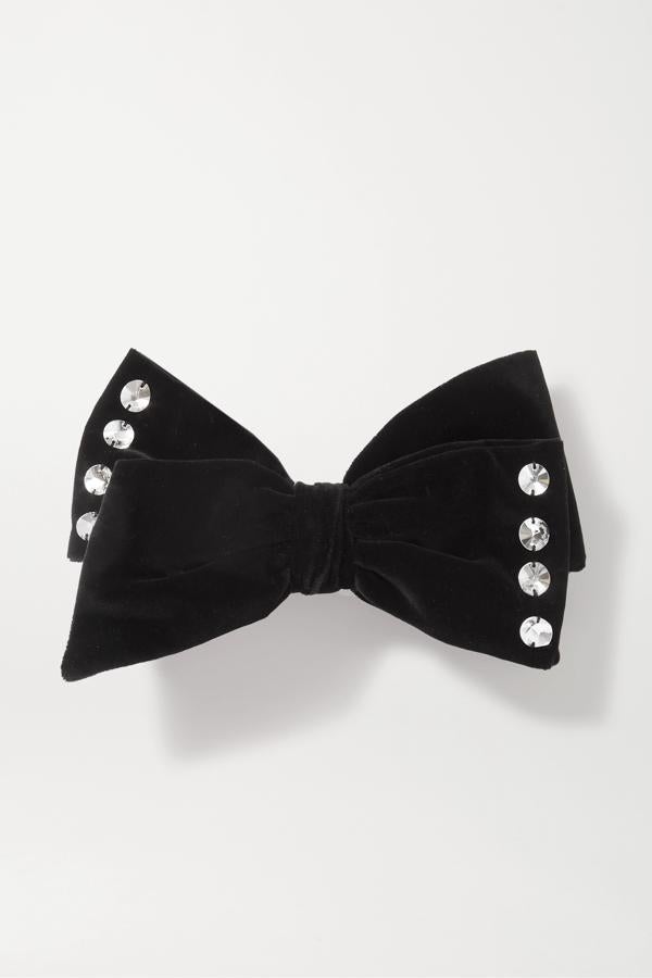 Lazo de terciopelo negro con cristales de strass bordados, de Miu Miu (229 €).