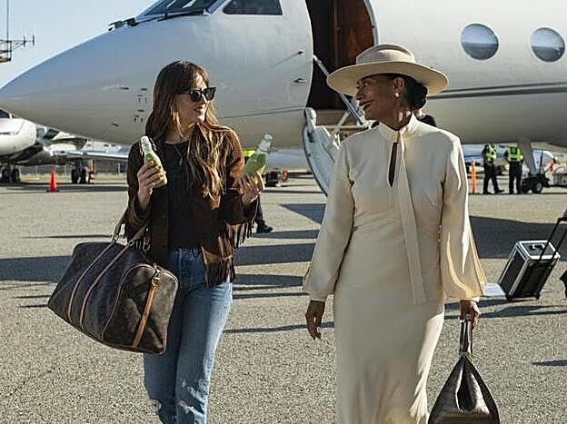 Dakota Johnson y Tracee Ellis Ross en la película recién estrenada “Personal Assistant".