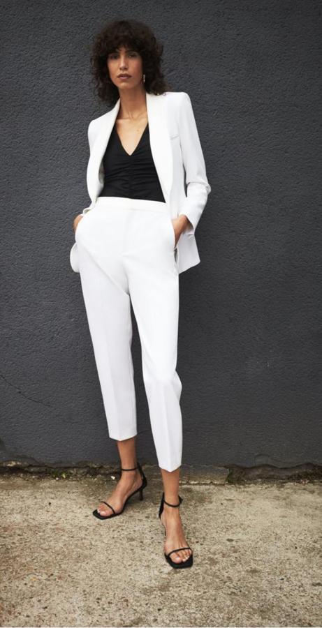 Pantalón blanco tiro alto, (29,95 euros).