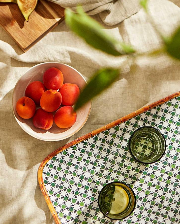 Bandeja estampada de Zara Home, (19,99 euros).