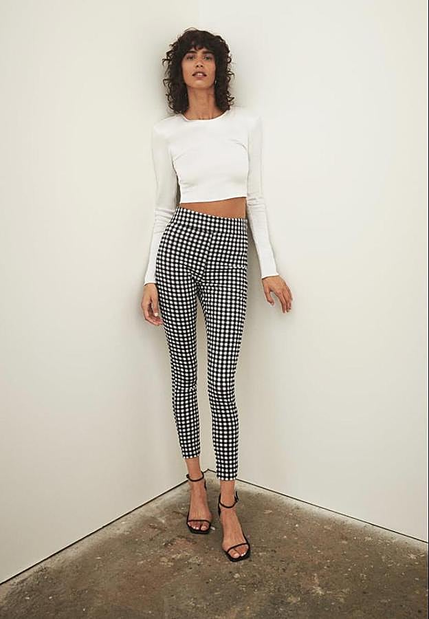 Pantalón de cuadros vichy negro, (19,95 euros).