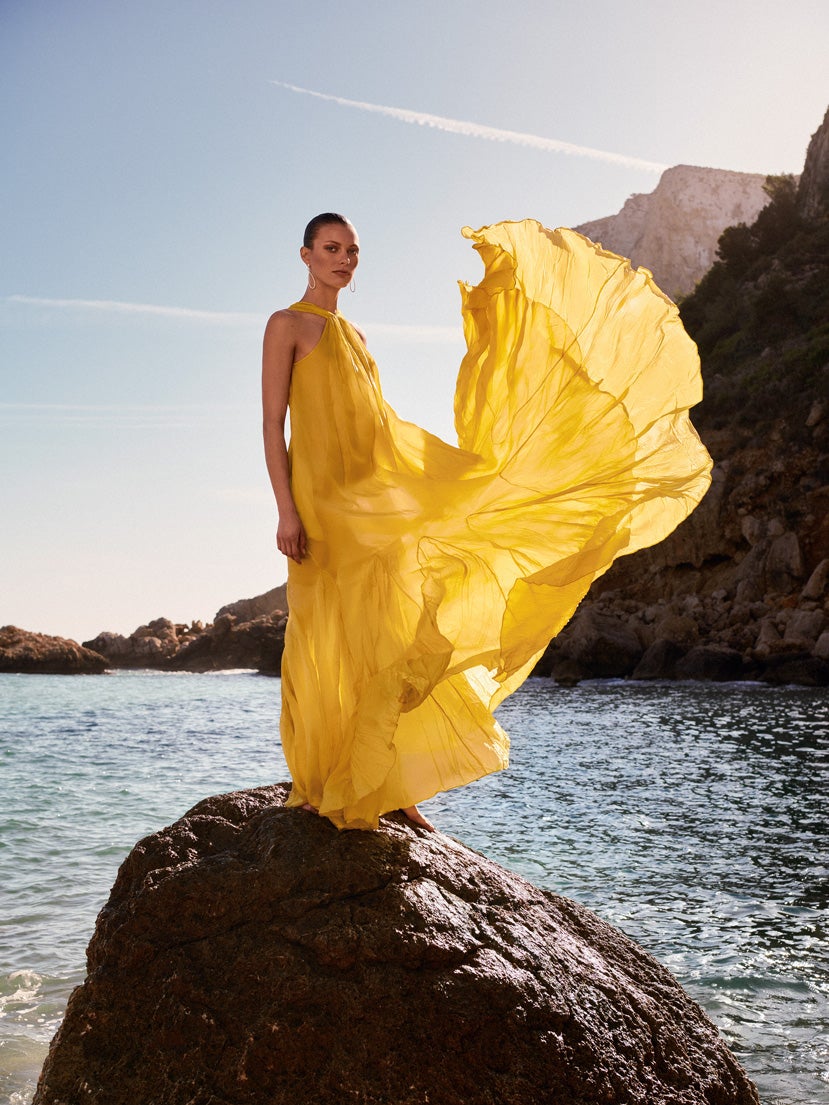 Vestido de gasa con cuello halter, de Rochas, y pendientes, de Swarovski.