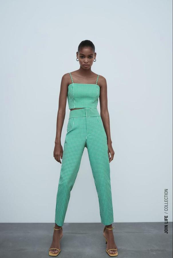 Pantalón de cuadros vichy verde, (25,95 euros).