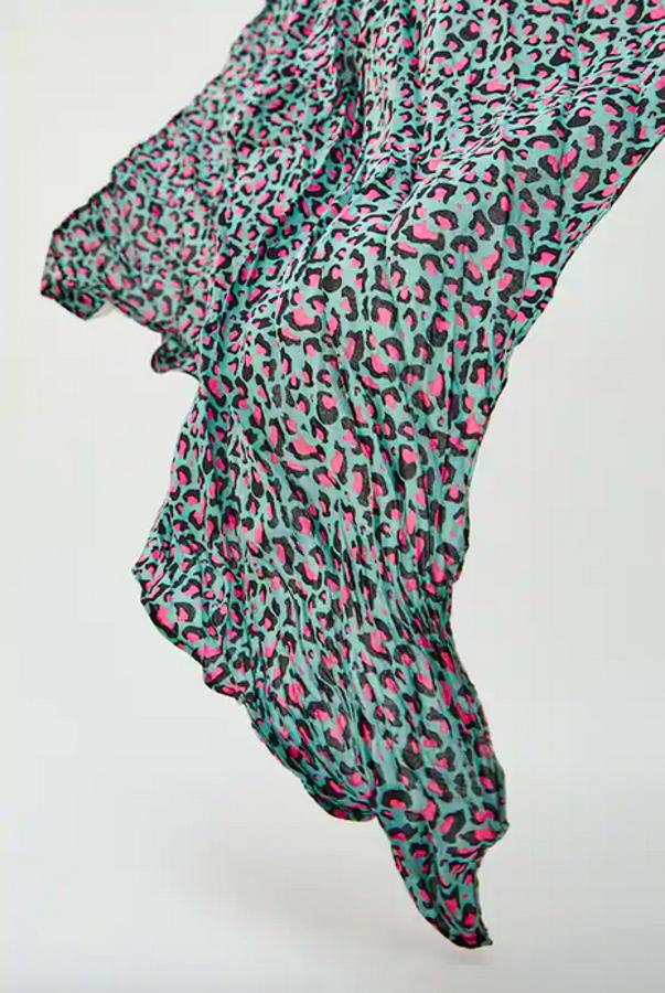 Otra propuesta de estampado animal es esta de Pull&Bear en tonos esmeralda y rosas. Tiene un precio de 5,99 euros.