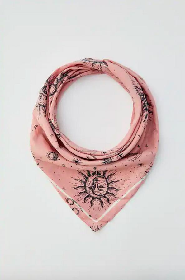 En color rosa, con estampado astral, esta bandana de Pull&Bear tiene un precio de 7,99 euros.
