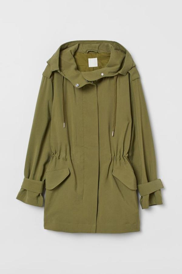 Para las más frioleras H&M tiene en su catálogo esta parka con capucha en verde caqui confeccionada en viscosa suave con capucha forrada con cordón de ajuste y ribete en zigzag plegado delante. De corte recto con cremallera, solapa cortavientos con botones de presión ocultos y bolsillos delanteros, cuesta 49,99 euros y está disponible, únicamente en la web de la firma, entre las tallas XS y XXL.