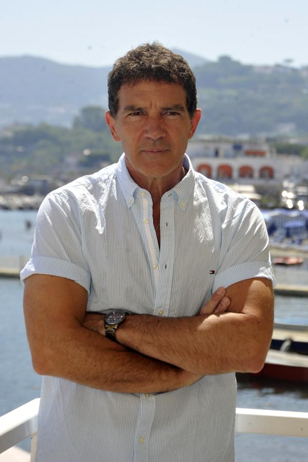 Unas idas y venidas del hospital hacían saltar las alarmas sobre su estado de salud y era el propio Antonio Banderas quien confesaba en 2017: "Sufrí un infarto el 26 de enero, pero tuve mucha suerte, fue benigno y no ha dejado daños. Me sometí a una intervención en la que se me implantaron tres stents en las arterias coronarias, y como sufría arritmias desde hace tiempo me sometí a una termoablación". Un episodio que le hizo replantearse el verdadero sentido de la vida.