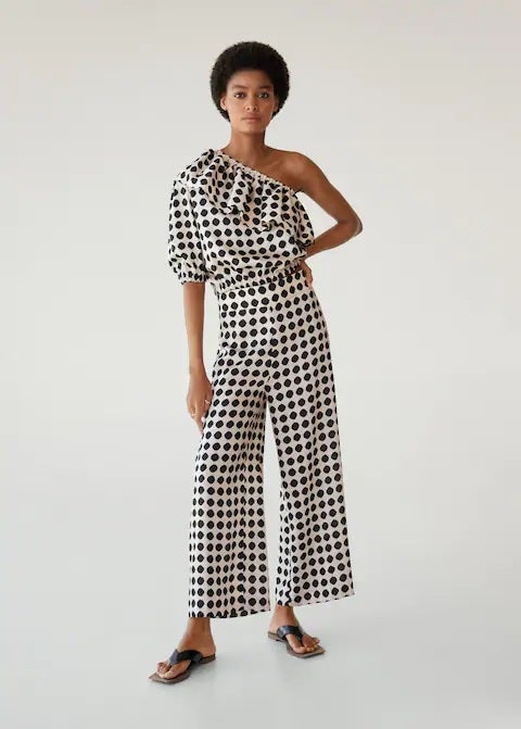 Entre las novedades de la firma hemos encontrado estos pantalones con estampado de lunares y corte culotte a juego con un top asimétrico. Nos gusta con sandalias pero con botines sientan de maravilla. (29,99 euros).