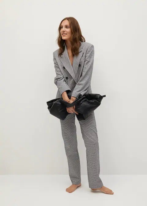 Y si prefieres los cuadros vichy, estos pantalones de Mango son un imprescindible para cualquier ocasión. (39,99 euros).