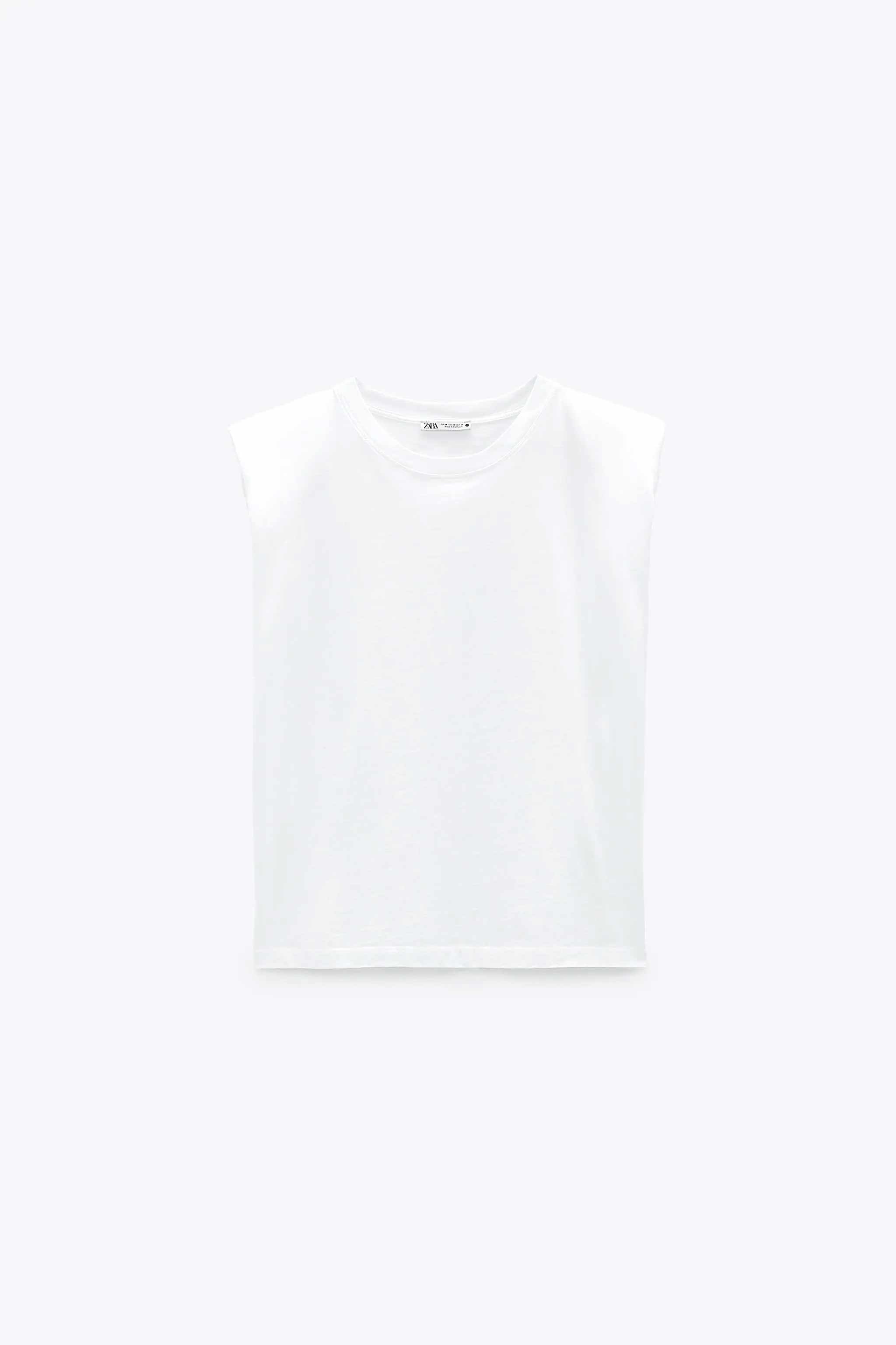 Camiseta de cuello redondo y manga sisa con hombreras de Zara: 12,95 euros.