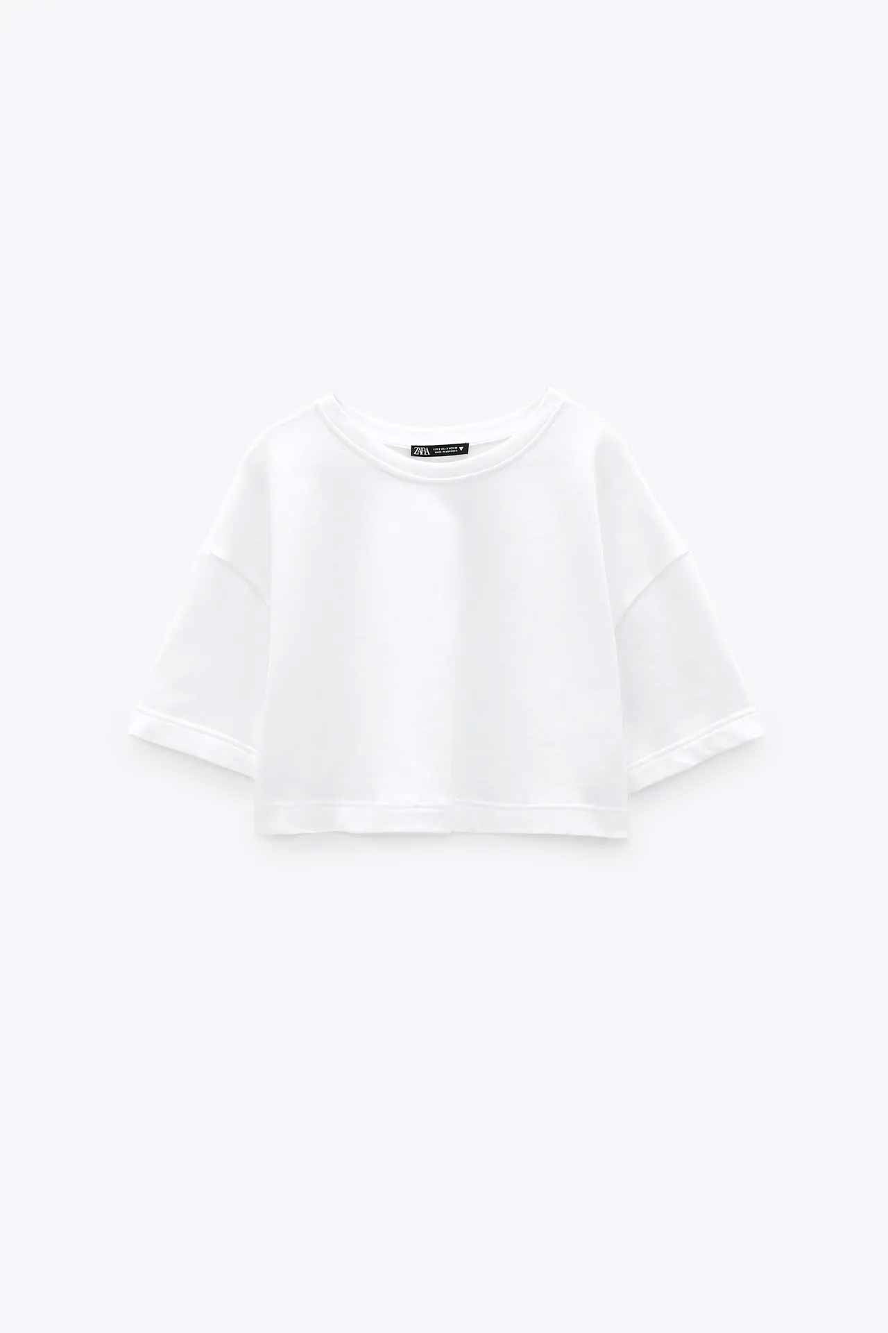 Sudadera corta de cuello redondo y manga corta de Zara: 9,95 euros.