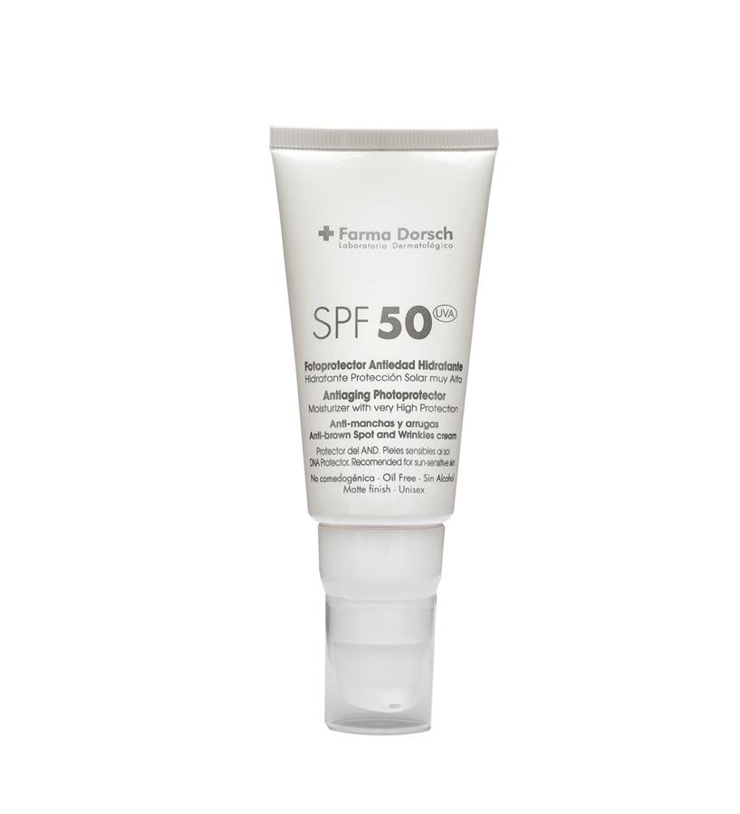 Protege el ADN celular a tres niveles: en la epidermis (evitando el eritema y la quemadura solar provocada por la radiación UVB), en la dermis (evitando las manchas que provocan los rayos UVA) y a nivel celular (neutralizando la acción de los radicales libres). Hidratante Antiedad Mate 50+ ADN de + Farma Dorsch (39 €).