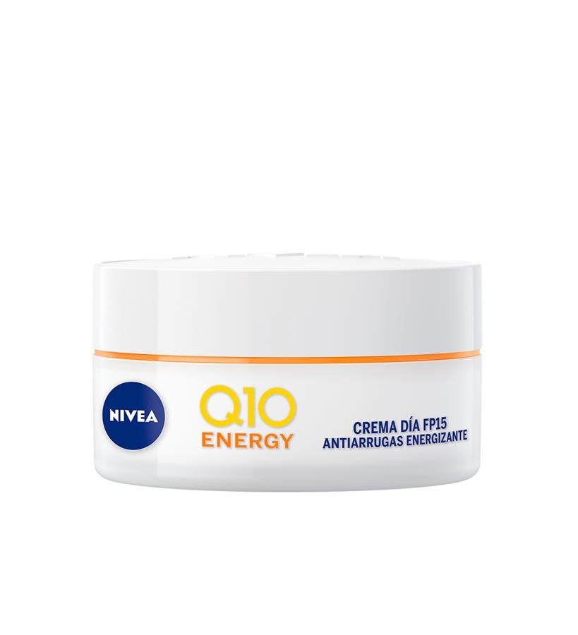 Hidrata, protege frente a los rayos UV y proporciona una protección antioxidante eficaz gracias a sus tres potentes activos (Q10 y vitaminas C y E), que luchan contra los radicales libres, las arrugas y la fatiga de la piel. Energy Crema de Día Antiarrugas Energizante FP15 Q10 de Nivea (9,99 €).