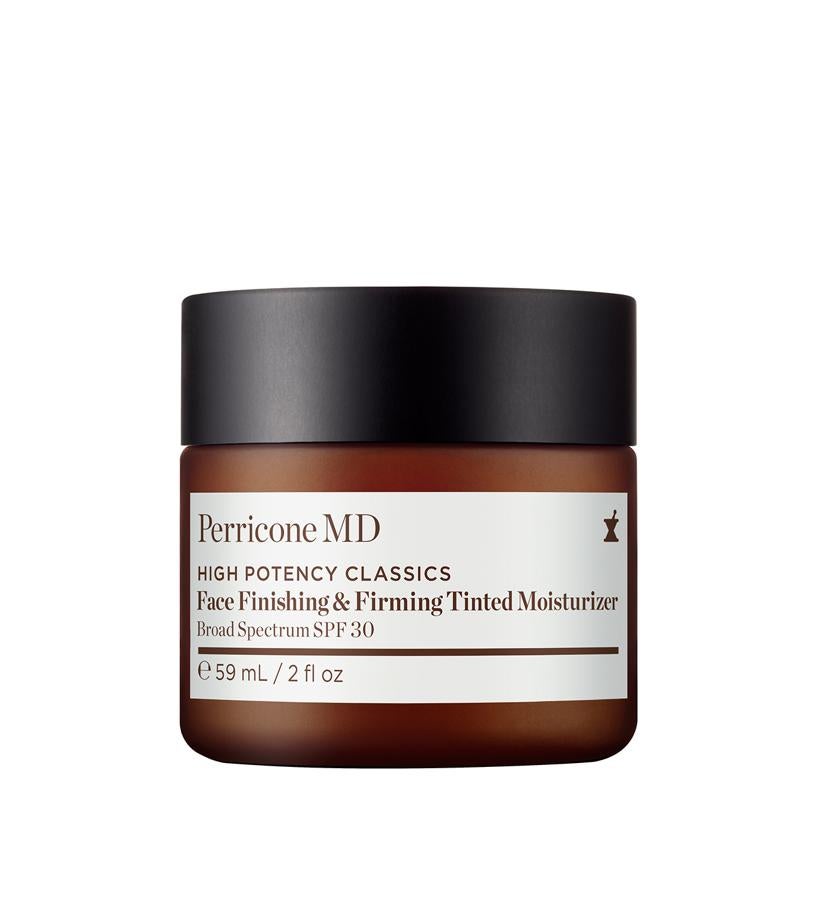 Crema hidratante iluminadora con color de uso diario con una textura ligera de rápida absorción, con microcápsulas de color perladas, que se liberan con la fricción del producto sobre la piel, dejando un color muy natural y aportando luz, a la vez que restaura la hidratación y alisa las arrugas. Además reafirma y aporta protección solar mineral. High Potency Classics Face Finishing Firming Tinted Moisturizer SPF 30 de Perricone MD (75 €).