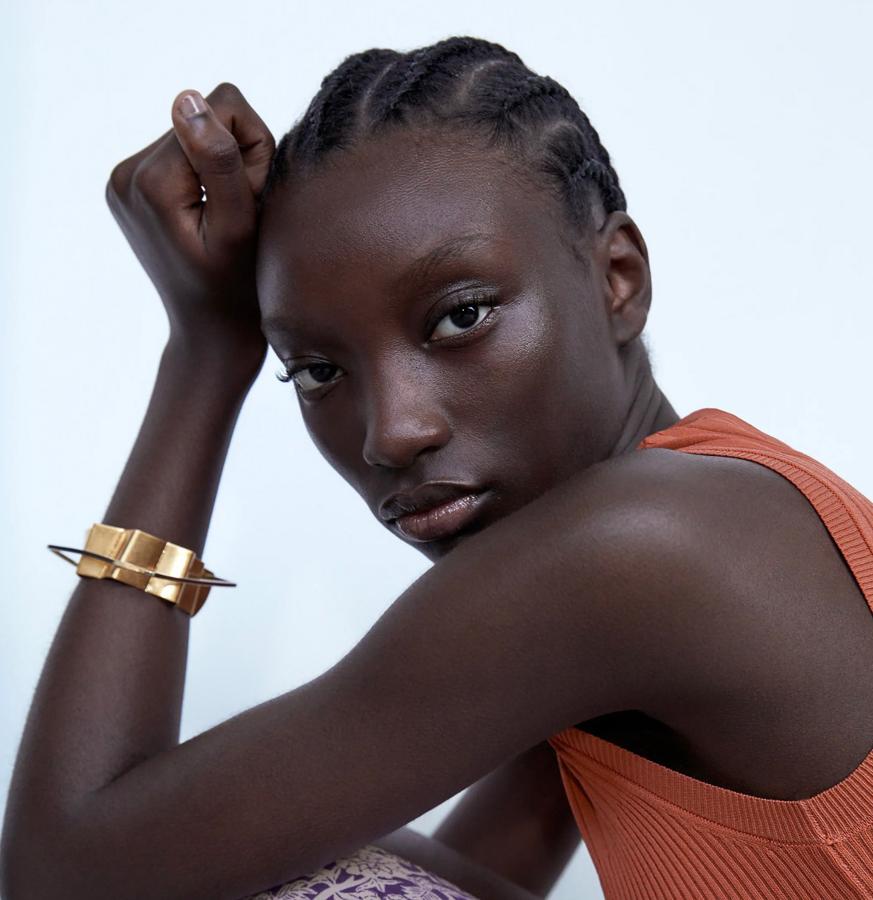 Brazalete de look planetariopara llevar en cualquier ocasión. Cuesta 12,95 euros.