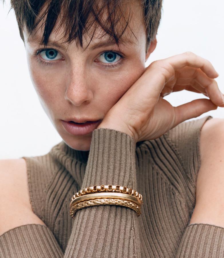 En acabado oro rosa, que les da una efecto entre retro y hipster, set de tres pulseras (12,95 euros).