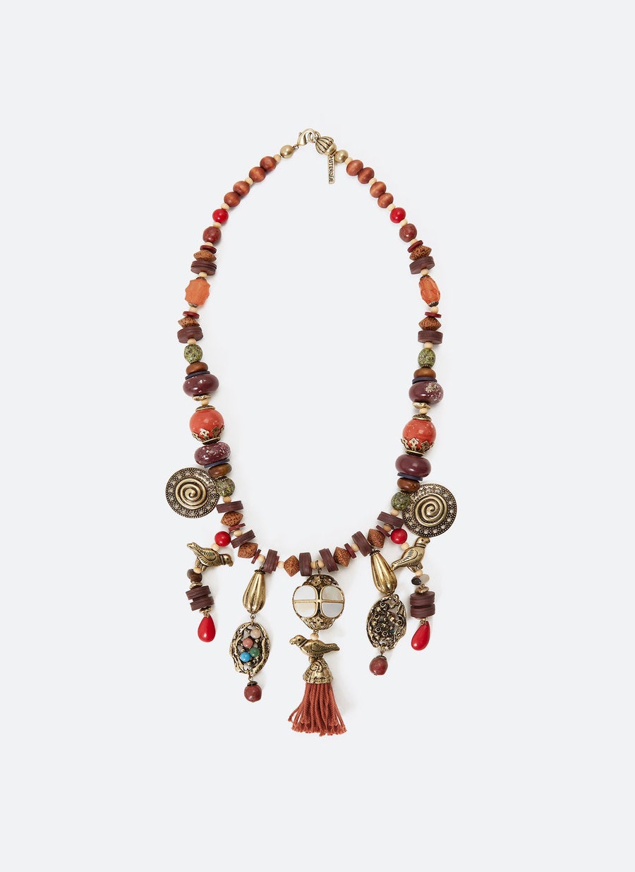 Collar maxi artesanal de estilo étnico. Antes: 99 euros. Ahora: 39,95 euros.