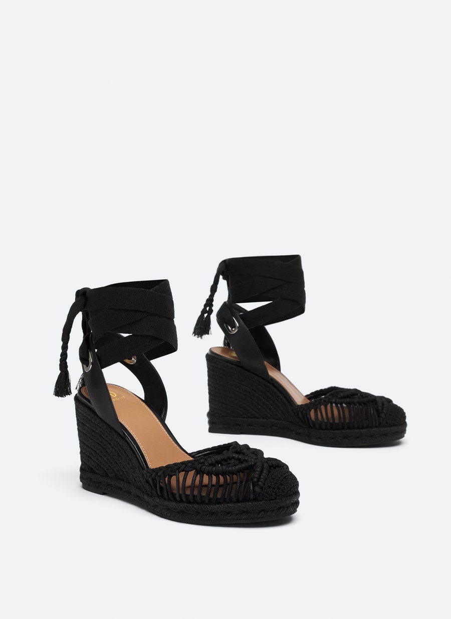Cuña yute en negro con cuerda trenzada, cierre de lazada y puntera crochet. Antes: 99 euros. Ahora: 45,95 euros.