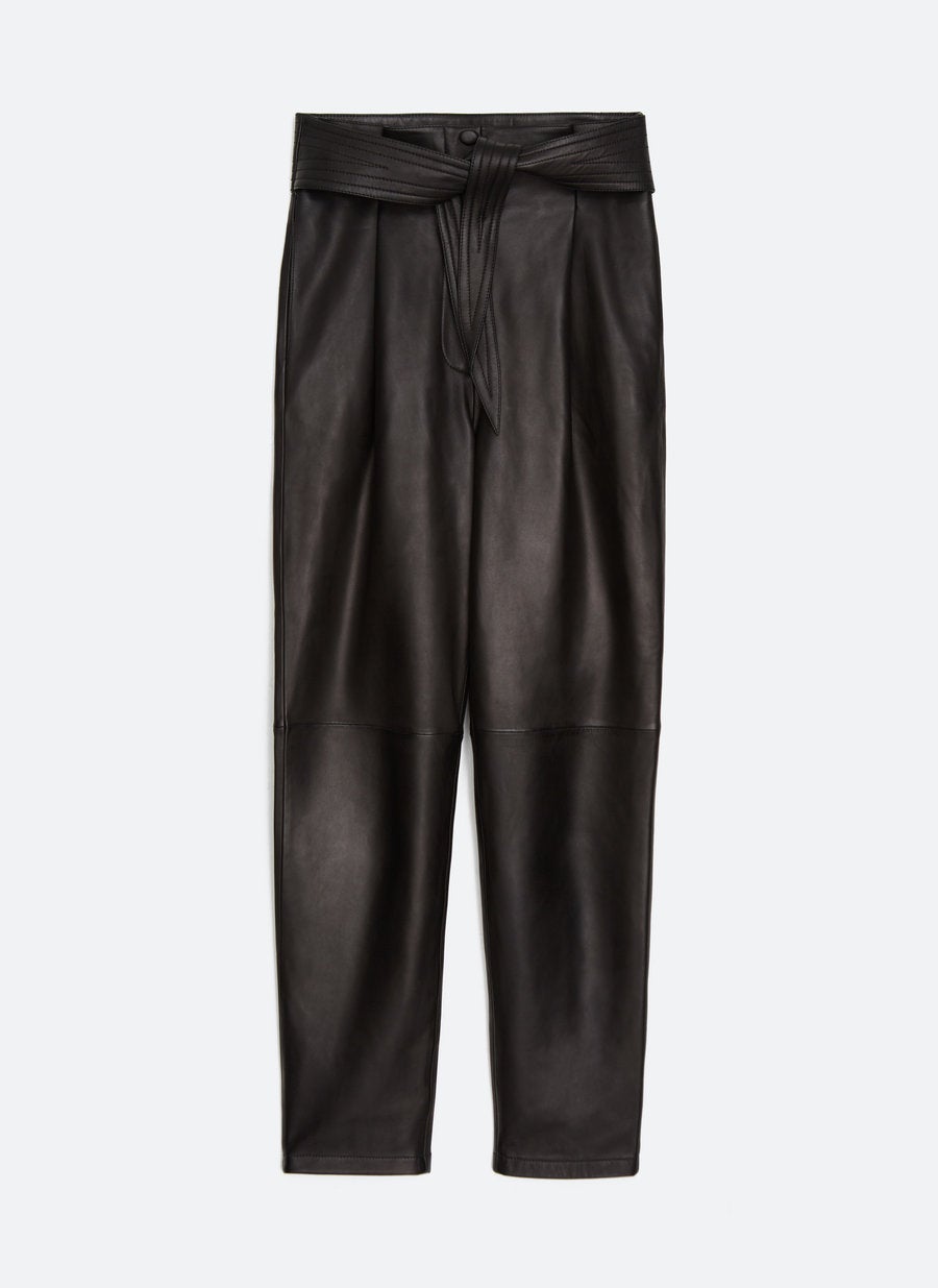 Pantalones de piel en negro, ideales para ir a la última en otoño. Antes: 279 euros. Ahora: 129 euros.