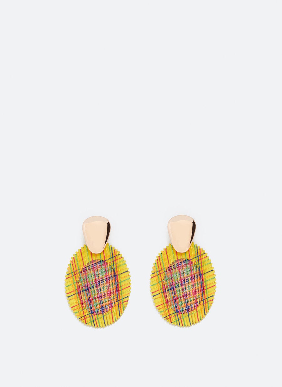 Pendientes ovalados tejidos con hilo multicolor y cierre combinado. Antes: 39 euros. Ahora: 19,95 euros.