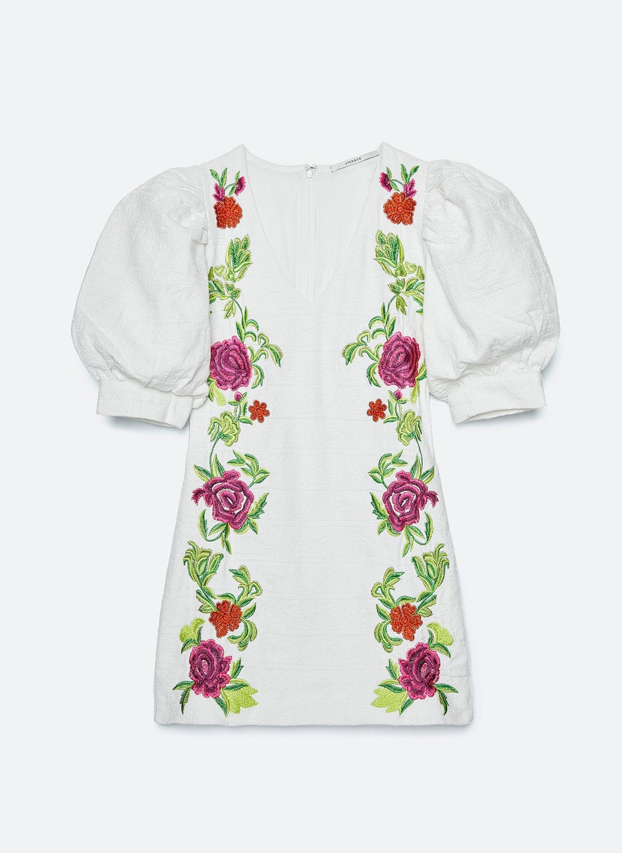 Vestido blanco mini con mangas abullonadas y bordados de flores. Un must para estrenar en verano y sacar partido en otoño. Antes: 129 euros. Ahora: 59,95 euros.