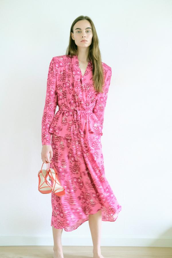 Vestido cruzado con manga larga, hombreras y peplum, de las rebajas de Sfera (19,90 €).