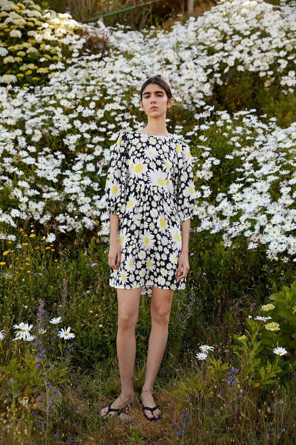Minivestido con estampado de margaritas, cuello barco y manga francesa, de las rebajas de Sfera (19,90 €).