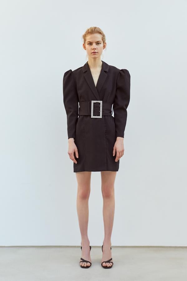 Minivestido con solapas de traje, manga larga con hombros abullonados y maxicinturón con hebilla de strass, de las rebajas de Sfera (15,90 €).