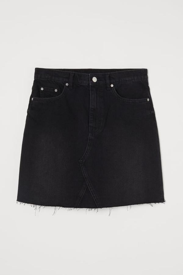 En color negro y tejido denim, esta minifalda de algodón lavado con cintura estándar y bajo deshilachado sin rematar es de H&M y tiene un precio de 19,99 euros. Podemos encontrarla, únicamente en la web de la firma, entre las tallas 32 y 40 y en la 44.