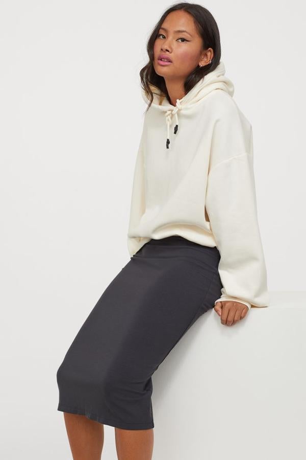 Disponible en negro y en gris oscuro, únicamente en la web de H&M, esta falda de punto suave de algodón con elástico revestido en la cintura y abertura detrás tiene un precio de 9,99 euros y podemos encontrarla entre las tallas XXS y XL.