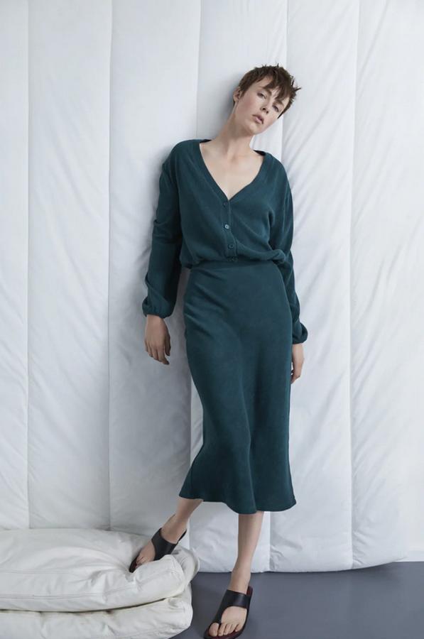 De tiro alto con cintura elástica y bajo acabado en línea evasé, esta falda rib de Zara cuesta 15,95 euros y está disponible en las tallas S, M y L.