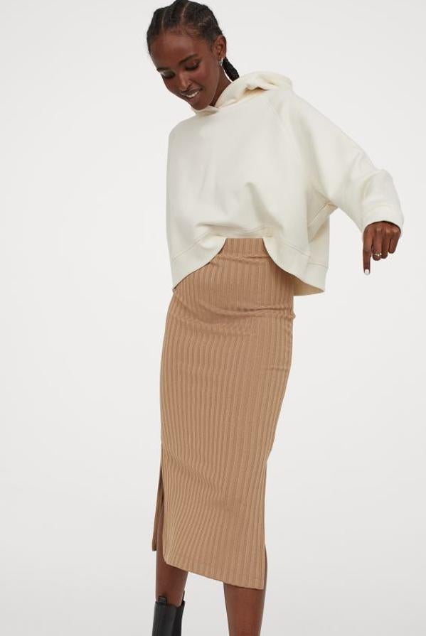 En H&M hemos encontrado esta falda de tubo que huele a otoño por los cuatro costados pero perfectamente nos podemos poner mañana con una blusa blanca. De diseño midi entallado y confeccionada en canalé suave, viene con elástico revestido en la cintura y aberturas laterales. Solo se vende en la web, por 14,99 euros y entre las tallas Xs y XL.