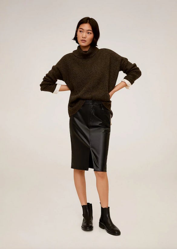 En Mango hemos encontrado esta falda lápiz con bolsillos laterales y traseros y abertura en el bajo frontal. Confeccionada en efecto piel, está rebajada y de 29,99 euros ha pasado a costar 12,99 euros. Está disponible entre las tallas XS y L.