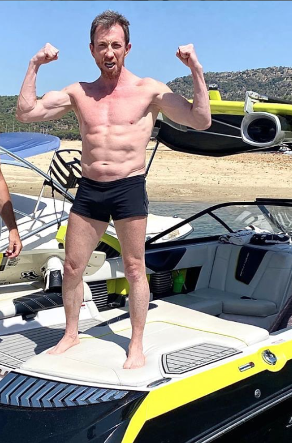 Sus entrevistas suelen ser retratos muy precisos pero no del entrevistado, sino del entrevistador. Claro que no sabemos si las preguntas son suyas o de un avispado productor con ganas de gresca (publicidad gratis) en Twitter. Lo que sí son suyos son los músculos.