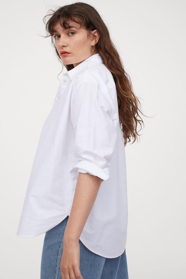 La camisa blanca es esa prenda que puedes añadir a cualquier look mejorándolo y dándole un toque sofisticado de manera sencilla. Escoge un modelo de estilo masculino como esta de H&M (19,99 eurps) y triunfa.