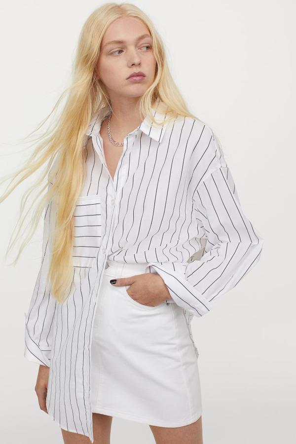 Un estampado sencillo pero con el que dar algo de color a tus looks más básicos. Y es que lsas rayas son un estampado muy fácil de combinar y modelo como este de H&M puedes llevarlo hasta con minifaldas (19,99 euros).