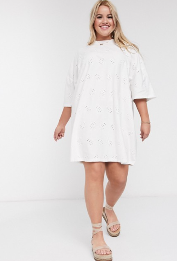 Vestido estilo camiseta extragrande con bordado inglés de Asos Design Curve, rebajado un 20%. Pasa de 32,99 euros a 26,35 euros.