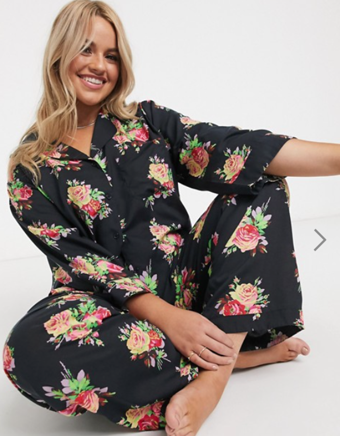 Pijama con camisa y pantalones con estampado floral de 100% modal de Asos Design Curve, rebajado un 28%: pasa de 35,99 euros a 25,90 euros.