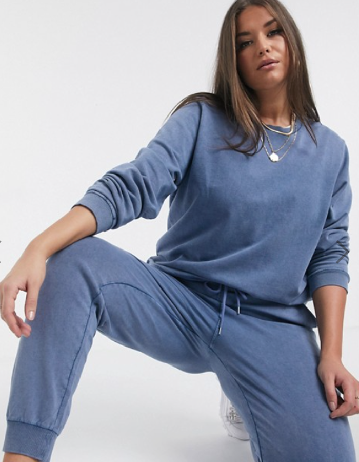 Sudadera y pantalón de chándal a juego, en un tejido en lavado ácido de Asos Design Curve, rebajado un 20%. Ha pasado de 48,99 euros a 39,15 euros.