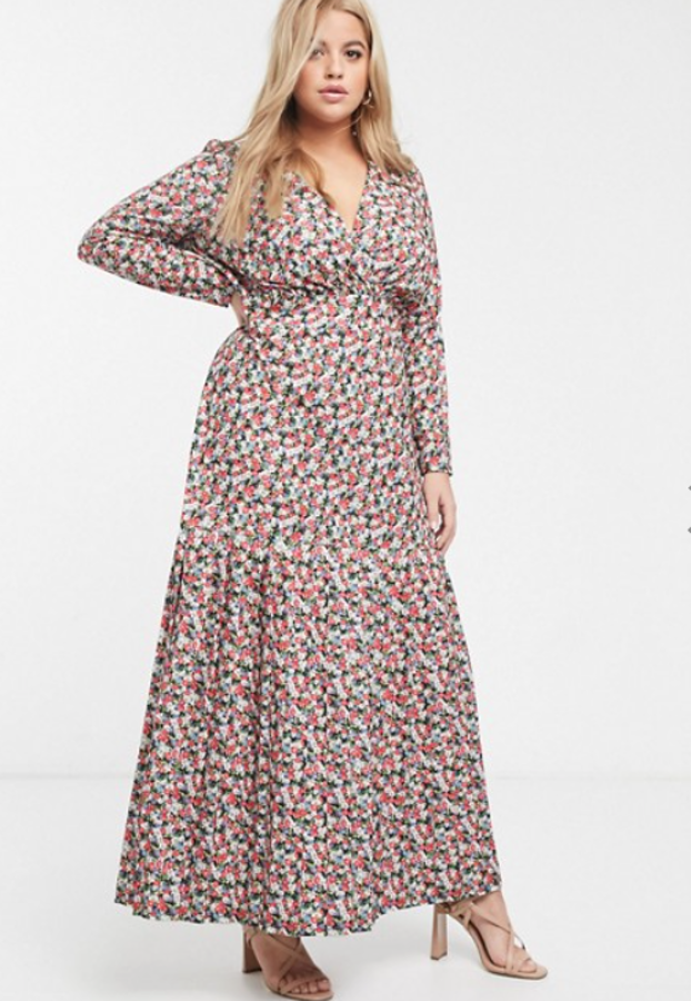 Vestido de tarde largo de manga larga con estampado floral rosa de Asos Design Curve, rebajado un 20%. Ha pasado de 57,99 euros a 46,35 euros.