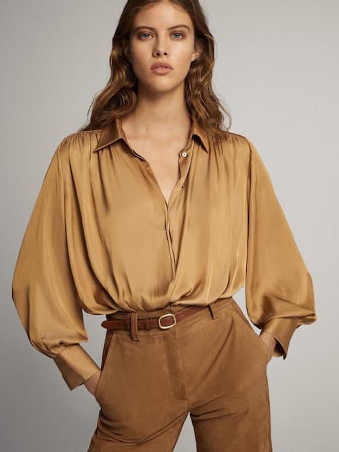 Las camisas plisadas dan un estilo diferente a tus outfits, pero sobre todo comodidad. Suelen ser modelos amplios y fluidos que puedes meter por dentro para marcar cintura o llevar por fuera si prefieres no marcar curvas. Este diseño de Massimo Dutti tiene un color que combina muy bien con todo (19,95 euros).