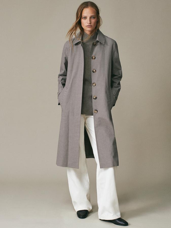 Gabaradina clásica de algodón con estampado de cuadros, de Massimo Dutti (149 €).