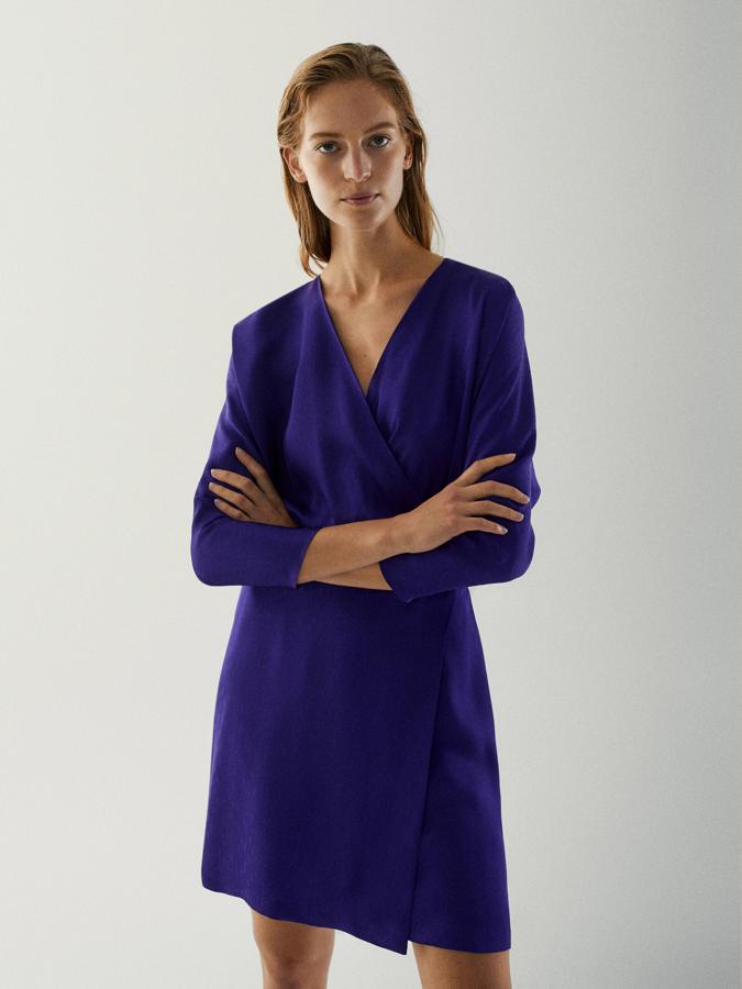 Vestido kimono de jacqard con cuello de pico, de Massimo Dutti (99,95 €).