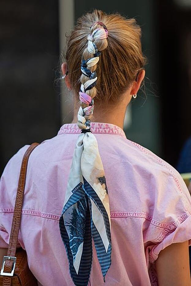 Trenza entrelazada con pañuelo, un peinado fácil y sencillo con mucho estilo.