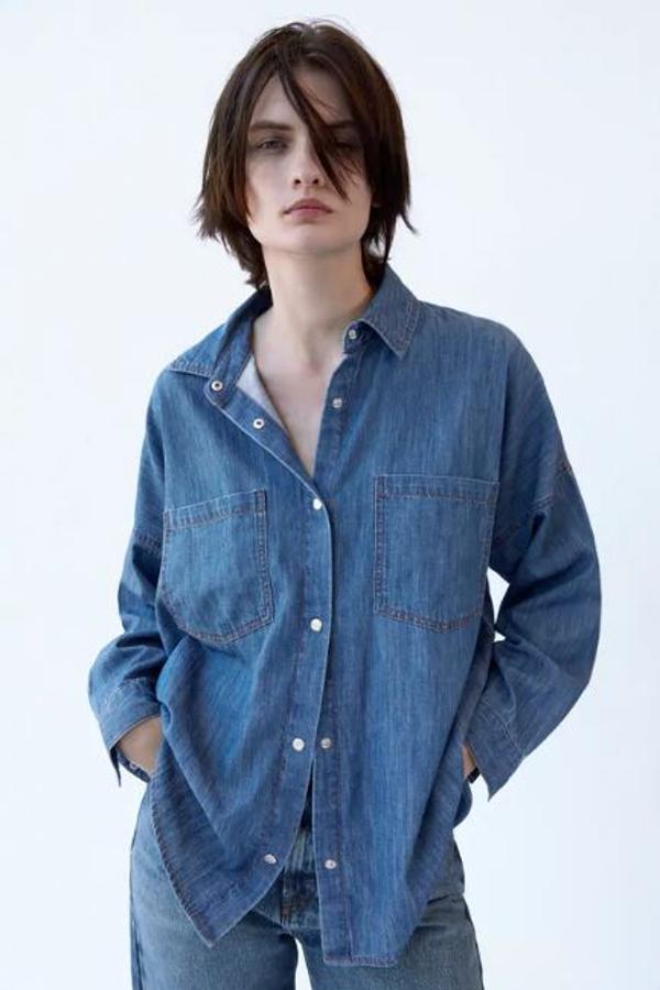 Ideal para llevar abierta encima de un top a modo de chaqueta, o cerrada combinada con unos pantalones de color. También puede añadirla a una falda midi plisada si buscas un look más elaborado. Este modelo es de Zara (19,95 euros).