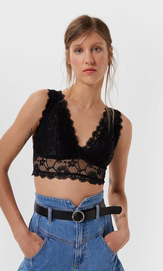 Otra de las propuestas de Stradivarius es este bonito bralette con blonda de encaje en el bajo y tirantes anchos. Cuesta 12,99 euros y está disponible en las tallas S, M y L.