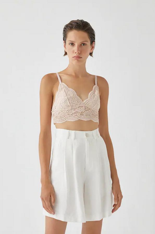 En color curdo, con encaje en toda la prenda, escote de pico y tirantes finos, este bralette de Pull&Bear está confeccionado en tejido ligeramente elástico y cuesta 9,99 euros. Podemos encontrarlo en las tallas S, M y L.